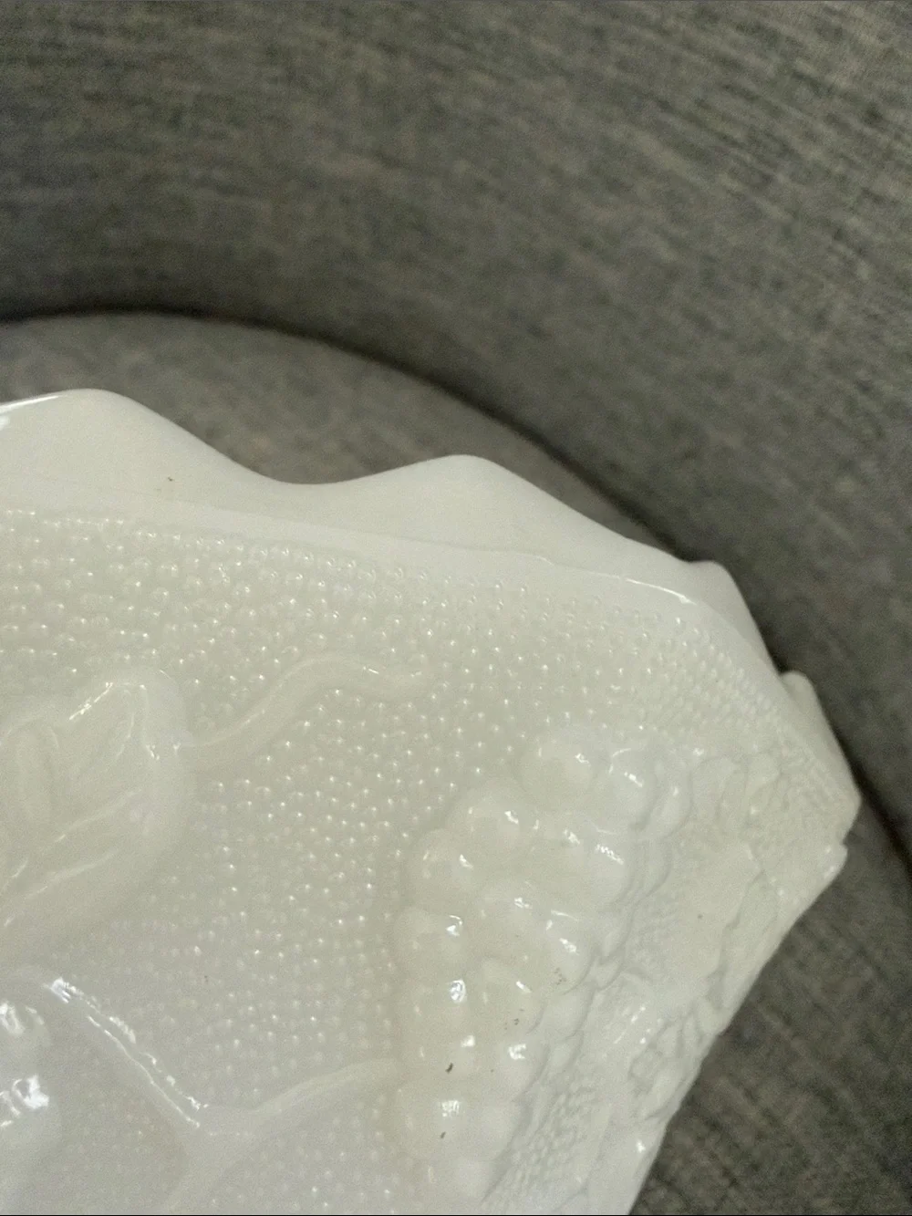 VINTAGE ANCHOR HOCKING GRAPE VINE WHITE MILK GLASS PANELED FOOTED VASE 6